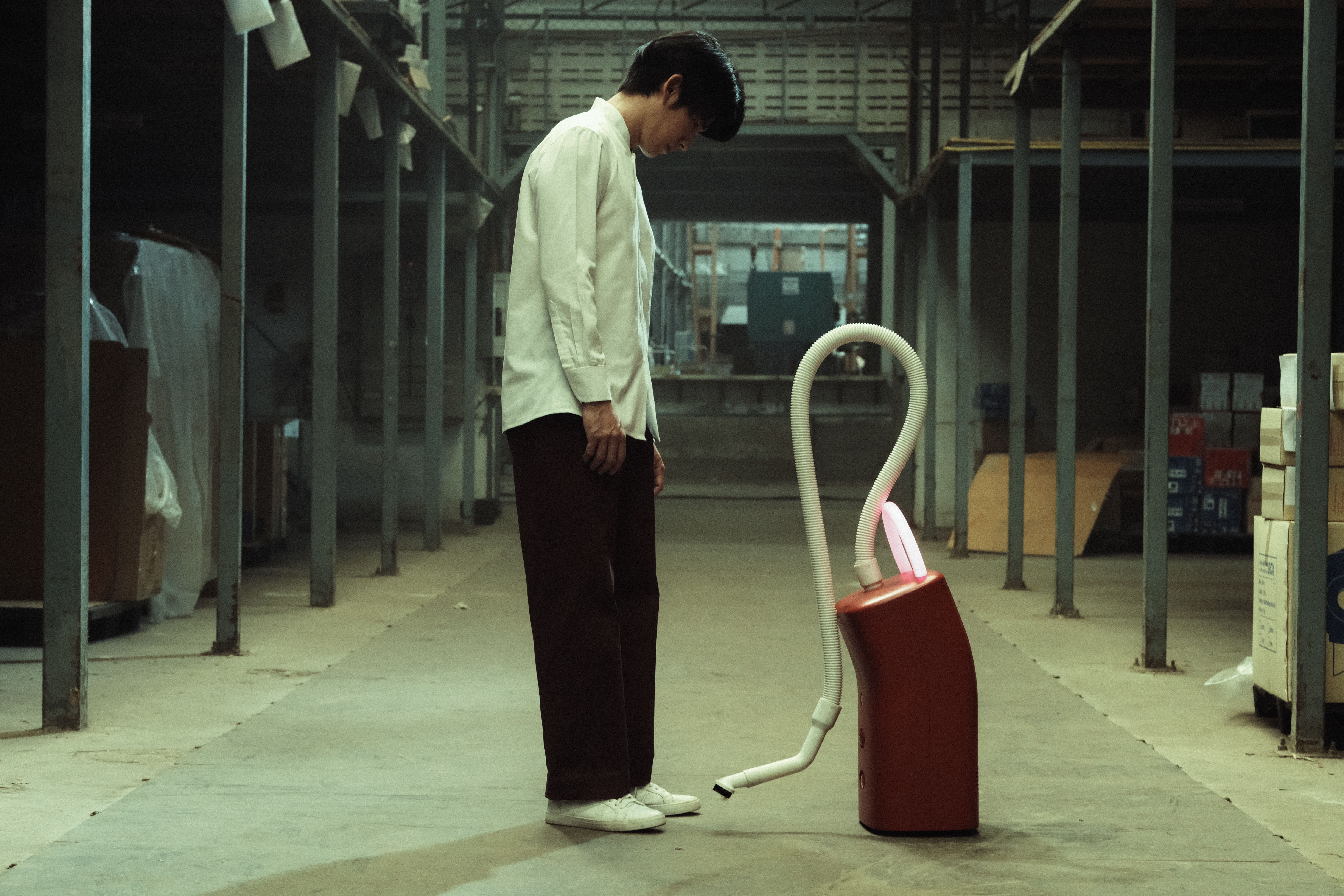 March (Witsarut Himmarat) talks to Nat (Davika Hoorne) in her vacuum form